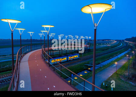 Radweg und Steg, Major Waaijer Brug in Zoetermeer, eine 220 Meter lange, gebogene Brücke über Autobahn und Eisenbahn Spur Stockfoto