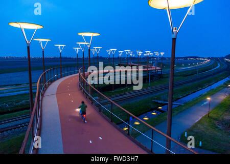 Radweg und Steg, Major Waaijer Brug in Zoetermeer, eine 220 Meter lange, gebogene Brücke über Autobahn und Eisenbahn Spur Stockfoto