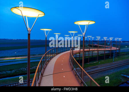 Radweg und Steg, Major Waaijer Brug in Zoetermeer, eine 220 Meter lange, gebogene Brücke über Autobahn und Eisenbahn Spur Stockfoto