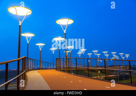 Radweg und Steg, Major Waaijer Brug in Zoetermeer, eine 220 Meter lange, gebogene Brücke über Autobahn und Eisenbahn Spur Stockfoto