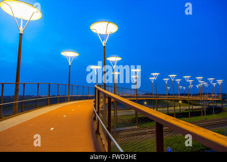 Radweg und Steg, Major Waaijer Brug in Zoetermeer, eine 220 Meter lange, gebogene Brücke über Autobahn und Eisenbahn Spur Stockfoto