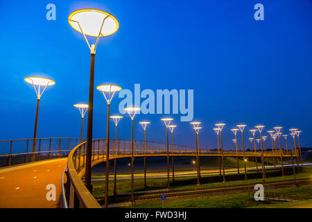 Radweg und Steg, Major Waaijer Brug in Zoetermeer, eine 220 Meter lange, gebogene Brücke über Autobahn und Eisenbahn Spur Stockfoto