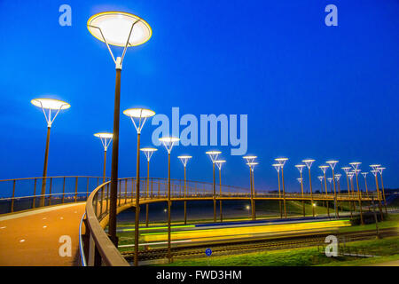 Radweg und Steg, Major Waaijer Brug in Zoetermeer, eine 220 Meter lange, gebogene Brücke über Autobahn und Eisenbahn Spur Stockfoto