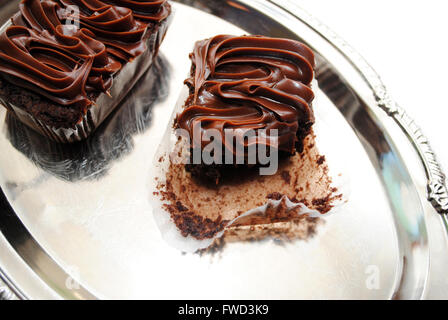 Essen einen Triple Chocolate Brownie auf einem silbernen Tablett Stockfoto