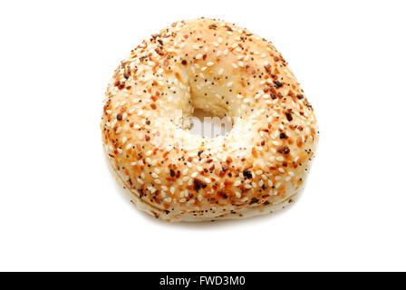 Frisch lecker alles Bagel Over White isolated Stockfoto