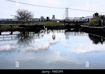 Reflexionen über den Fluss Witham an Bardney Schleuse, Lincolnshire Stockfoto