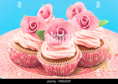 Vintage Cupcakes auf blauem Grund. Stockfoto