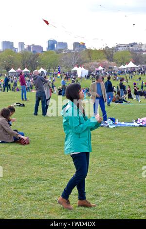 Touristische flying a Kite während der Cherry Blossom Festival in Washington DC, USA Stockfoto