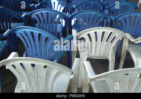 Lacekocot, Distrikt Pader, Uganda. 2009. Blaue und weiße Plastikstühle für eine Hochzeit in der Kirche im Lacekocot intern Vertriebenen Camp in Pader. Stockfoto