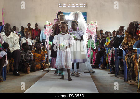 Lacekocot, Pader, Uganda. Freunde und Familie zu sammeln für die Gruppe Hochzeit von sechs Acholi Paare auf der Lacekocot-Flüchtlingslager.