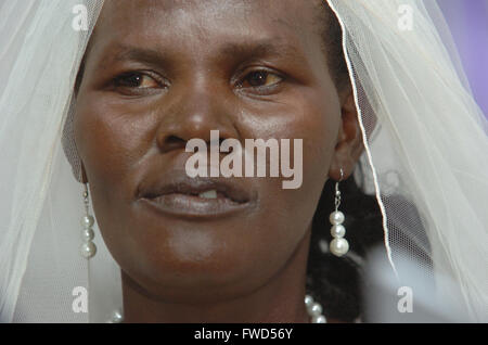 Lacekocot, Pader, Uganda. Freunde und Familie zu sammeln für die Gruppe Hochzeit von sechs Acholi Paare auf der Lacekocot-Flüchtlingslager. Eine Nahaufnahme auf einer Fläche von Bräute. Stockfoto