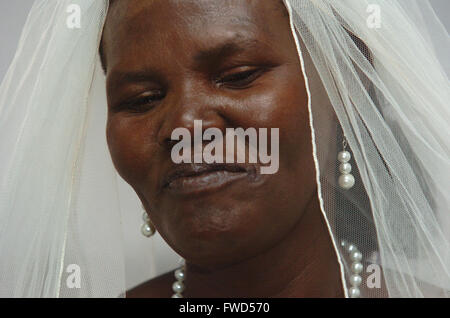 Lacekocot, Pader, Uganda. Freunde und Familie zu sammeln für die Gruppe Hochzeit von sechs Acholi Paare auf der Lacekocot-Flüchtlingslager. Eine Nahaufnahme auf einer Fläche von Bräute. Stockfoto