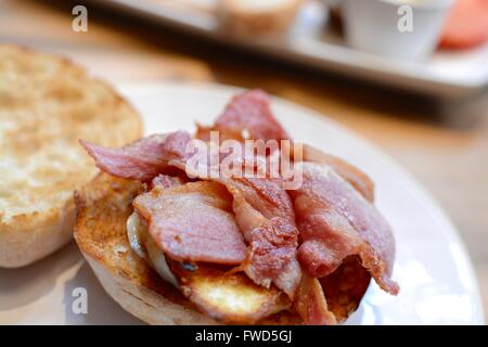 Bacon Ciabatta, serviert auf einem weißen Teller Stockfoto