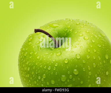 Perfekte frischer grüner Apfel auf grünem Hintergrund in voller Tiefe des Feldes mit Schneidepfad isoliert. Stockfoto