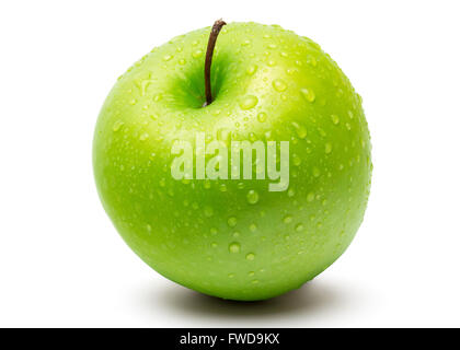 Perfekte frische Grün Apple isoliert auf weißem Hintergrund mit Wasser fallen in voller Schärfentiefe mit Beschneidungspfad. Stockfoto