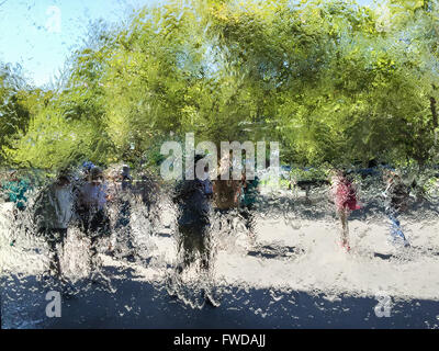 Verschwommenen Silhouetten von Menschen hinter Wasser auf Glaswand Stockfoto