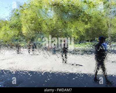 Verschwommenen Silhouetten von Menschen hinter Wasser auf Glaswand Stockfoto