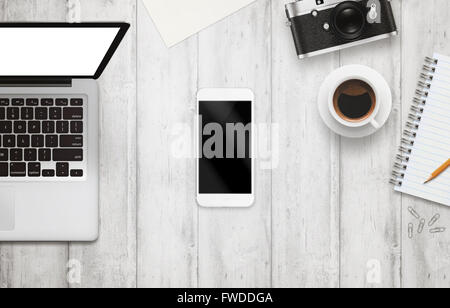 Weißen Smartphone mit isolierten Bildschirm für die Mock-up am Schreibtisch. Laptop, Kamera, Tasse Kaffee, Papier, Notizblock, Bleistift auf weiß Stockfoto