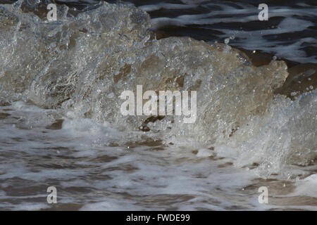 Brechenden Wellen entlang der Küstenlinie, Norfolk Stockfoto