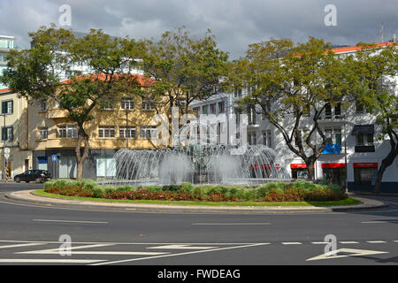 Brunnen in der Mitte des Kreisverkehrs, Rotunde do Infante oder Praca do Infante in Funchal, Madeira, Portugal Stockfoto