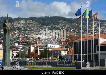 Blick Richtung Monte von der Strandpromenade in Funchal, Madeira, Portugal Stockfoto