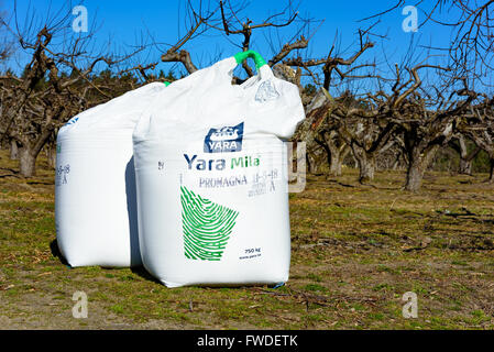 Kivik, Schweden - 1 April, 2016: sacs von Yara Mila NPK-Dünger in eine Plantage von Apfelbäumen. Illustrative Editorial. Stockfoto