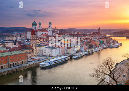 Passau. Passau-Skyline bei Sonnenuntergang, Bayern, Deutschland. Stockfoto