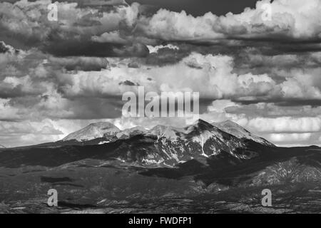 Die La Sal Mountain an der Utah-Colorado-Grenze von Canyonlands National Park in Utah aus gesehen. Stockfoto