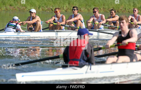 Queens University Rowing Teamrennen gegen University College Cork in der Senior Rennen der Männer auf der diesjährigen Ramada Plaza University Boat Race 2013 auf dem Fluss Lagan, Belfast, 8. Juni 2013. Stockfoto