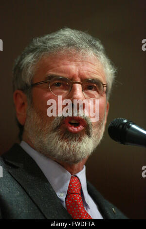 Sinn Féin Präsident Gerry Adams spricht während einer europäischen Wahl Rally in Süd-Belfast, Nordirland, Montag, 5. Mai 2014. Stockfoto