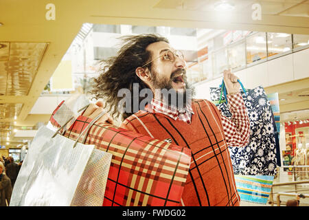 Lustiger Kerl auf shopping-Tour Stockfoto