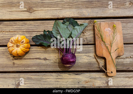 Kürbis-Rüben-Holzbrett-Still-Leben auf einem Holztisch Stockfoto