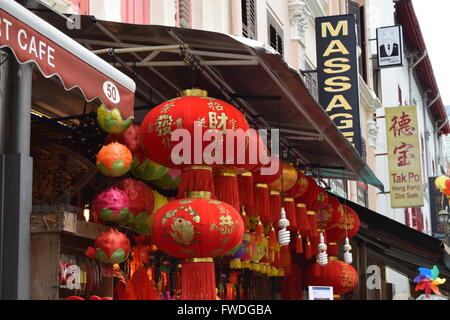 Reihe von chinesischen Laternen Frontmann einen Massagesalon in Singapurs Chinatown beim chinesischen Neujahrsfest Stockfoto