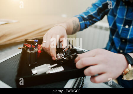 Hände mit Tattoomaschine Tattoo Master Stockfoto