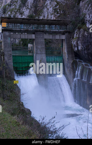 Hydro-Schema nach einem Sturm in den Picos de Europa überlaufen. Stockfoto