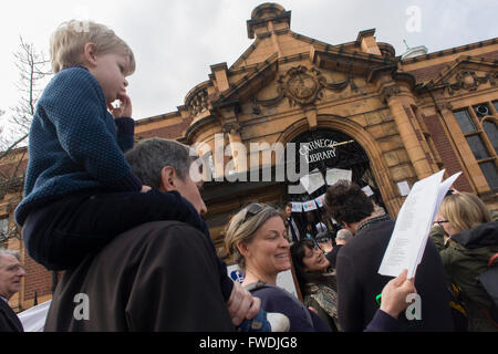 Aktivisten singen Lieder beim Protest gegen die Schließung von Lambeth Rat der Carnegie-Bibliothek in Herne Hill, South London am 3. April 2016. Die böse Gemeinde im Stadtteil South London haben ihre wichtige Ressource für Lern- und gesellschaftlicher Mittelpunkt für das Wochenende besetzt. Nach einer langen Kampagne von einheimischen Lambeth voraus gegangen und die Bibliothek Türen zum letzten Mal geschlossen, da sie sagen, schneidet, um ihren Haushalt bedeuten, dass Millionen gerettet werden müssen. Ein Fitness-Studio wird die Bibliothek ersetzen und einige der 20.000 Bücher in den Regalen bleiben, keine Bibliothekare anwesend sein, um es zu verwalten. Stockfoto