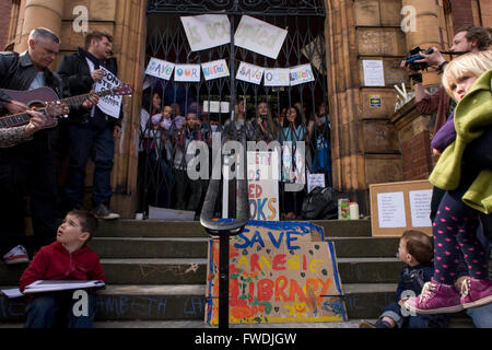 Aktivisten protestieren die Schließung von Lambeth Rat der Carnegie-Bibliothek in Herne Hill, Südlondon bleiben auf dem Gelände am 3. Tag der Besetzung, 3. April 2016. Die böse Gemeinde im Stadtteil South London haben ihre wichtige Ressource für Lern- und gesellschaftlicher Mittelpunkt für das Wochenende besetzt. Nach einer langen Kampagne von einheimischen Lambeth voraus gegangen und die Bibliothek Türen zum letzten Mal geschlossen, da sie sagen, schneidet, um ihren Haushalt bedeuten, dass Millionen gerettet werden müssen. Ein Fitness-Studio wird die Bibliothek zu ersetzen und während ein Teil der 20.000 Bücher in den Regalen bleiben, keine Bibliothekare Wil Stockfoto