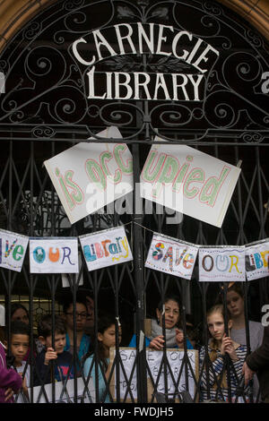 Aktivisten protestieren die Schließung von Lambeth Rat der Carnegie-Bibliothek in Herne Hill, Südlondon bleiben auf dem Gelände am 3. Tag der Besetzung, 3. April 2016. Die böse Gemeinde im Stadtteil South London haben ihre wichtige Ressource für Lern- und gesellschaftlicher Mittelpunkt für das Wochenende besetzt. Nach einer langen Kampagne von einheimischen Lambeth voraus gegangen und die Bibliothek Türen zum letzten Mal geschlossen, da sie sagen, schneidet, um ihren Haushalt bedeuten, dass Millionen gerettet werden müssen. Ein Fitness-Studio wird die Bibliothek zu ersetzen und während ein Teil der 20.000 Bücher in den Regalen bleiben, keine Bibliothekare Wil Stockfoto