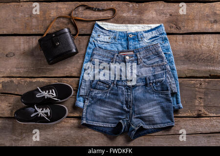 Lady es verschiedene Jeans-Shorts. Stockfoto