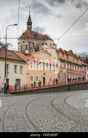 Bunte Renaissance-Häuser, Pohorelec, auf dem Weg zur Prager Burg, Hintergrund ist Strahovsky Kloster, Tschechische Republik Stockfoto