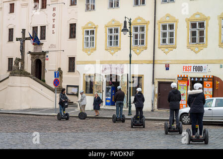 Touristen auf eine Stadtrundfahrt, Reiten auf Segway, Pohorelec, Prager Burg, Tschechische Republik, Europa Stockfoto