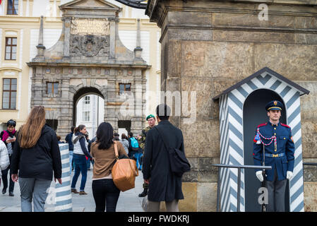 Wache am Eingang des Schlosses in Prag, Tschechische Republik Stockfoto