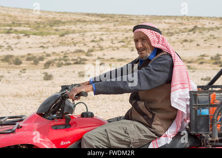 Israel, Negev-Wüste Beduinen Schäfer auf einem alle Zug-Fahrzeug Stockfoto