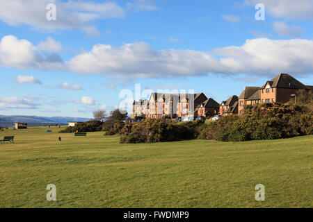 Modernes Wohnen am Strand von Largs in Ayrshire, Schottland Stockfoto