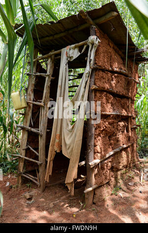 Kenia, Kisumu County, Kaimosi, WC gebaut aus Lehm, Holz und Tinshed im Dorf / KENIA, Toilette aus Lehm, Holz Und Wellblech in Einem Feld in Einem Dorf Stockfoto