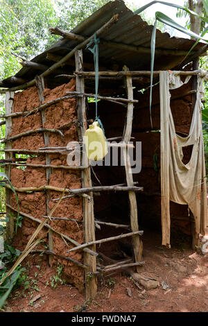Kenia, Kisumu County, Kaimosi, WC gebaut aus Lehm, Holz und Zinn vergossen in Dorf / KENIA, Toilette aus Lehm, Holz Und Wellblech in Einem Feld in Einem Dorf Stockfoto