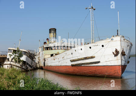 Kenia Kisumu, alte Schiff MV Reli und SS Nyanza 1907 von Bogen, McLachlan und Company von Paisley in Renfrewshire, Schottland als Knock down gebaut "Schiff; Das heißt, sie wurde in die Werft in Paisley, alle Teile, die mit Nummern gekennzeichnet, in vielen hundert Teile zerlegt und transportiert als Bausatz auf dem Seeweg nach Kenia für Zusammenbau, seit 2002 außer Betrieb miteinander verschraubt / KENIA Kisumu, Altes Schiff MV Reli Und Dampfschiff Nyanza, Gebaut 1907 von Bow, McLachlan und Company von Paisley in Renfrewshire, Schottland, Seit 2002 Ausser Dienst Stockfoto