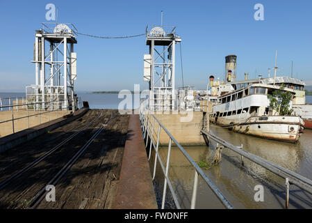 Kenia-Kisumu, alte Schiff MV Reli und Dampfschiff SS Nyanza gebaut 1907 von Bogen, McLachlan und Company von Paisley in Renfrewshire, Schottland als knock down Schiff; Das heißt, sie wurde in der Werft in Paisley verschraubt, alle Teile mit Nummern gekennzeichnet, in vielen hundert Teile zerlegt und transportiert als Bausatz auf dem Seeweg nach Kenia für Zusammenbau, seit 2002 außer Betrieb, verlassenen Bahn-terminal zur Verladung von Gütern aus Zug, Schiff für den Transport nach Uganda / KENIA Kisumu, Altes Schiff MV Reli Und Dampfschiff Nyanza , Gebaut 1907 von Bow, McLachlan und Company of Paisley-Renfrewshir Stockfoto