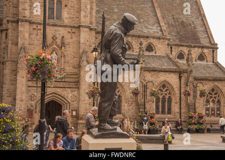 Denkmal für die Durham helle Infanterie im Marktplatz, Stadt Durham, England, Königreich von Alan Beattie mit Kirche im Hintergrund Stockfoto