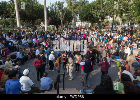 Lima, Peru - 29. August 2015: Die Leute an die öffentlichen Samstag Salsa-Event im Parque Kennedy in Viertel Miraflores. Stockfoto